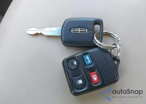 2005 Lincoln Town Car Signature из США, поврежденный, VIN 1LNHM81W65Y660167